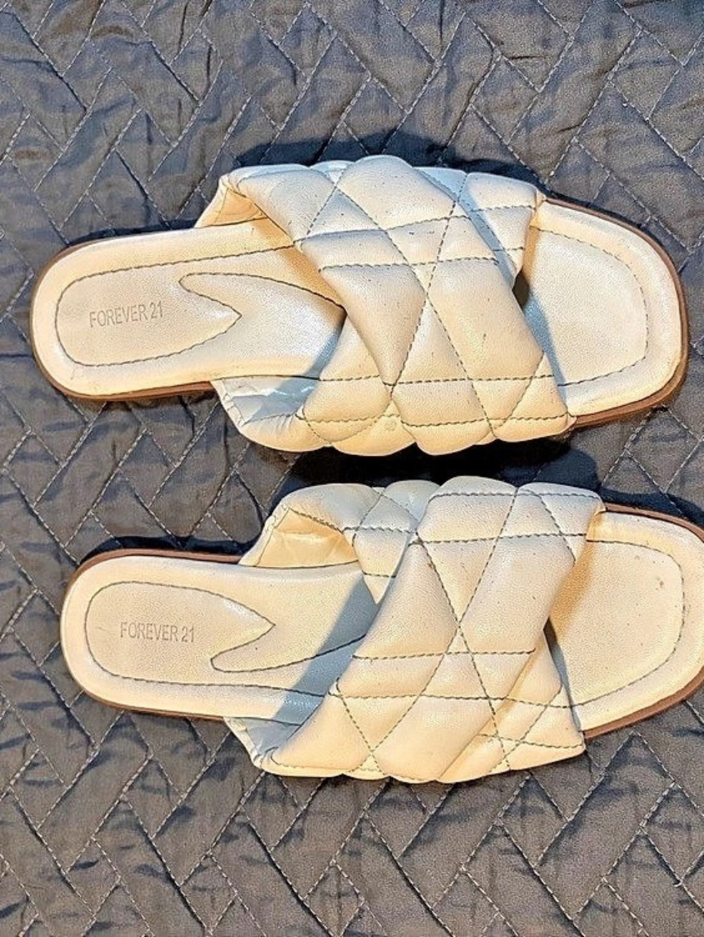 Super comfy Forever 21 padded slide sandals in women’s size 6.